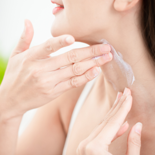 Apply face cream | deniseferrandinicosmetics.com