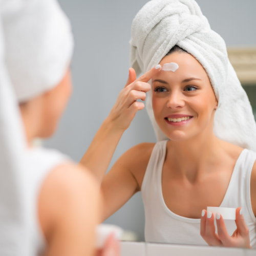 Apply face cream | deniseferrandinicosmetics.com