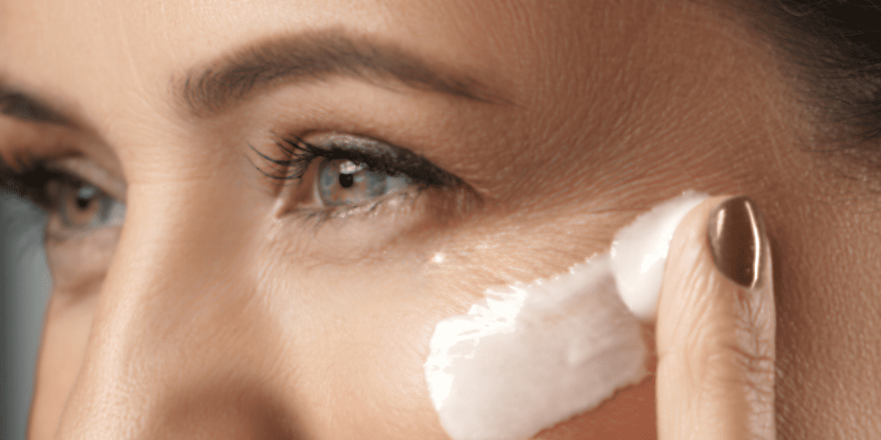 Apply face cream | deniseferrandinicosmetics.com